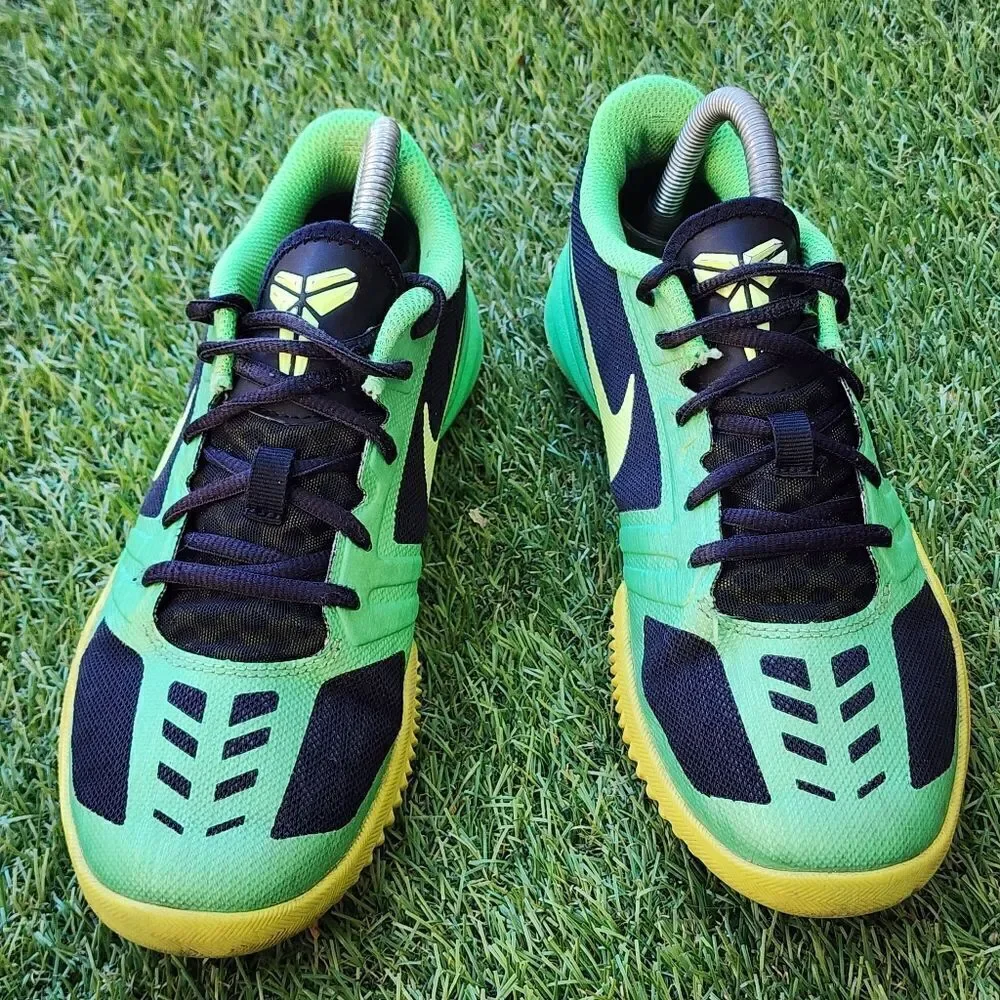 NIKE KOBE MENTALITY GS - Kids Sneakers - SIZE 6.Y